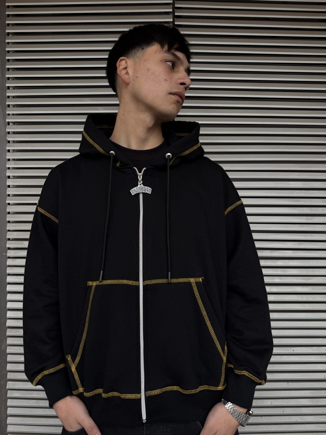 Poleron Boxy Hardfly Costura amarilla